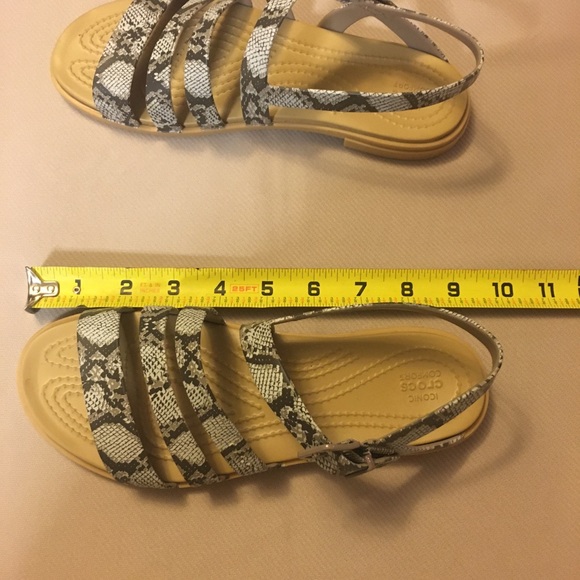 Croc Sandals Size 6W; NWOT - Picture 8 of 10